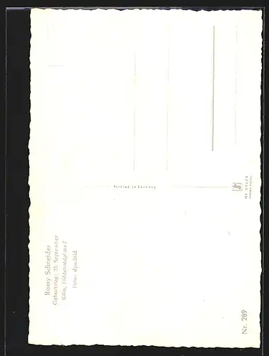 AK Schauspielerin Romy Schneider mit Wollmantel und Pelzkragen
