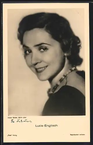 AK Schauspielerin Lucie Englisch in die Kamera lächelnd