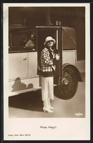 AK Schauspielerin Pola Negri vor Auto mit karierter Jacke und hellem Hut