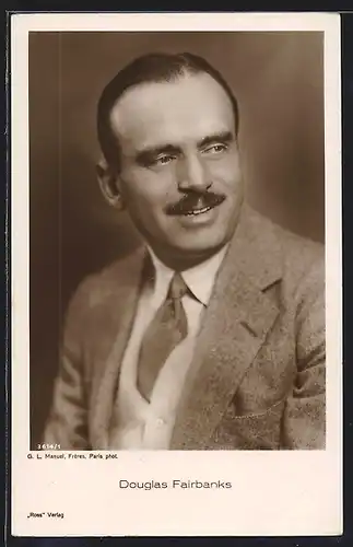 AK Schauspieler Douglas Fairbanks, Portrait im Anzug