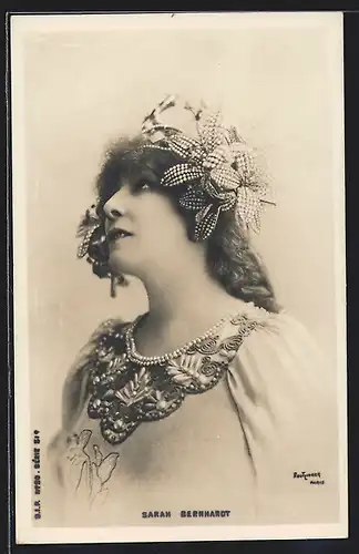 AK Schauspielerin Sarah Bernhardt mit aufschauendem Blick