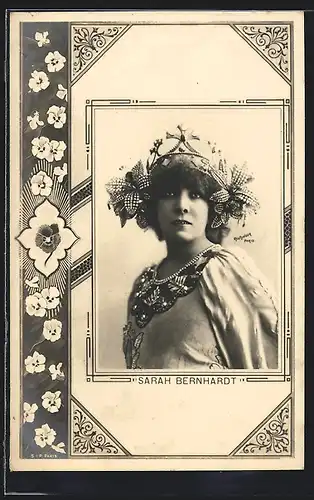 AK Theaterschauspielerin Sarah Bernhardt im Portrait mit Krone