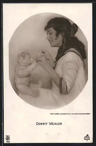AK Schauspielerin Dorrit Weixler mit Teddy spielend porträtiert