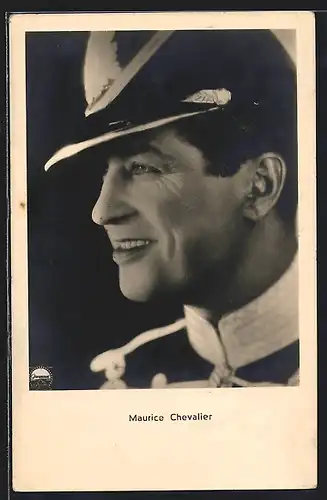 AK Schauspieler Maurice Chevalier, lächelnd in Uniform