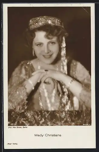 AK Schauspielerin Mady Christians lächelnd im Kleid posierend