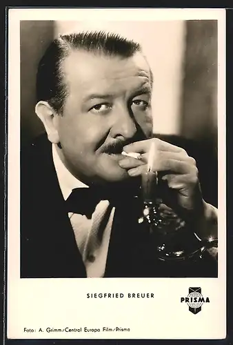 AK Schauspieler Siegfried Breuer, eine Zigarette anzündend