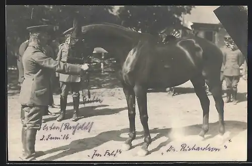 AK Soldaten mit einem Reitpferd