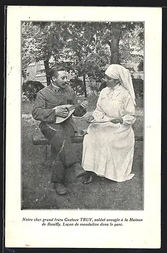 AK Notre cher grand frère Gustave Truy, Soldat aveugle à la Maison de Reuilly, Blinder Soldat spielt Mandoline