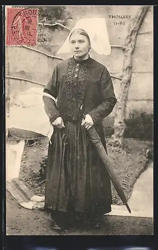 AK Thouars, Costume du Pays, Grande Coiffe, Anwohnerin mit Schirm und Korb, Poitou-Charentes