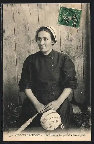 AK Au Pays Creusois, Französin in Tracht bei der Handarbeit