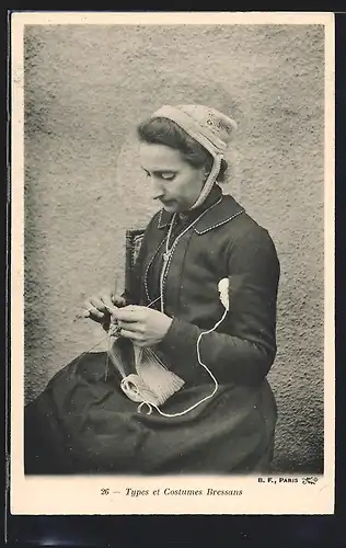 AK Rhône-Alpes, Types et Costumes Bressans, Frau in Tracht beim Stricken