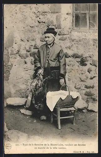 AK Alte französische Frau geht in volkstypischen Trachten einkaufen