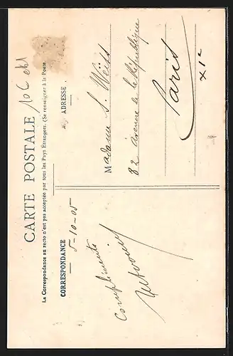 AK Issoire, Fileuse, Dame in Tracht mit einer Spindel