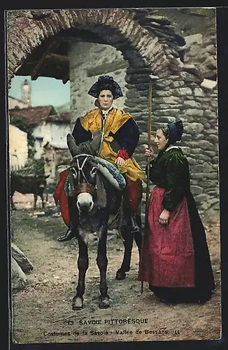 AK Costumes de la Savoie, Vallee de Bessans, Frauen in Tracht mit Maultier