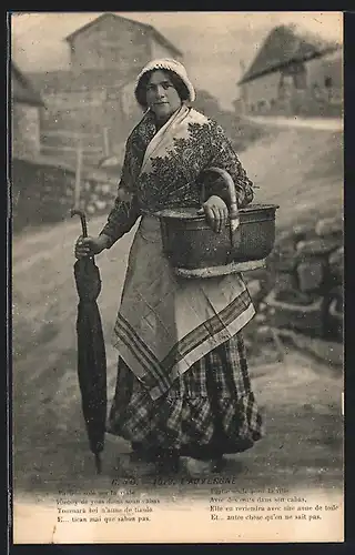 AK Jeune Femme avec des oeufs dans son cabas, Auvergne