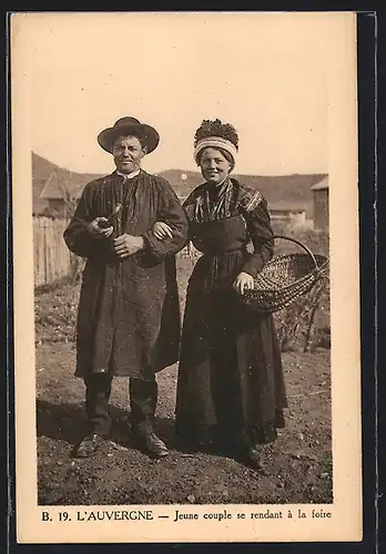 AK Jeune couple se rendant à la foire, Auvergne