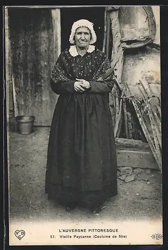AK Vieille Paysanne (Costume de fete), Auvergne