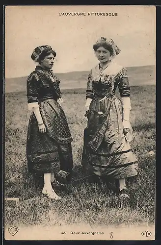 AK Auvergne, Deux jeunes Auvergnates en Costumes