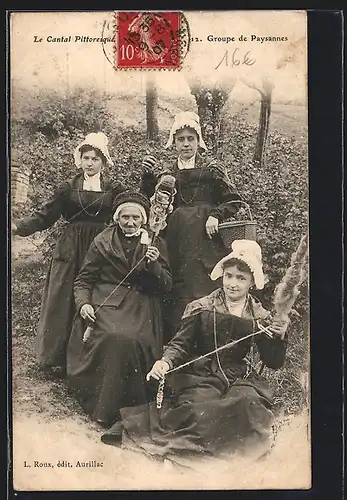 AK vier Frauen posieren in Trachten mit Garnspulen, Spinnrad, Groupe de Paysanne