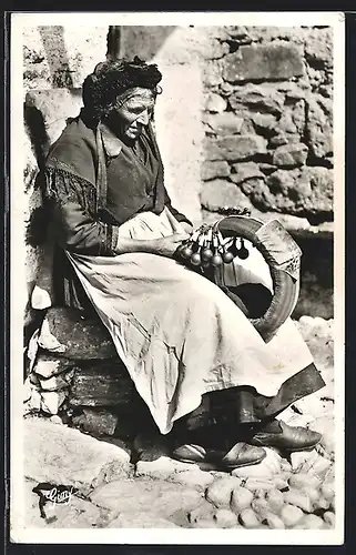 AK Tignes, Costumes de Savoie, Ältere Dame in französischer Tracht bei der Arbeit