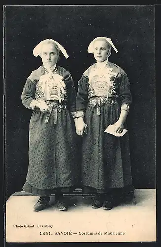 AK Costumes de Maurienne, deux femmes, Auvergne