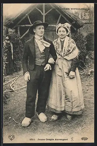 AK Jeune Couple Auvergnat