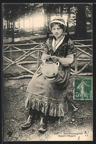 AK Jeune Auvergnate devant l`Objectif