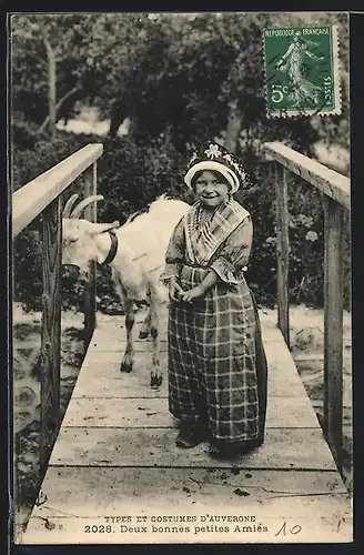 AK Deux bonnes petites Amies, Types et Costumes d`Auvergne