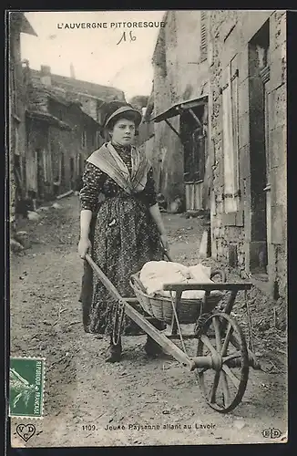 AK Französische Bäuerin in volkstypischer Tracht transportiert Waren mit einer Schubkarre
