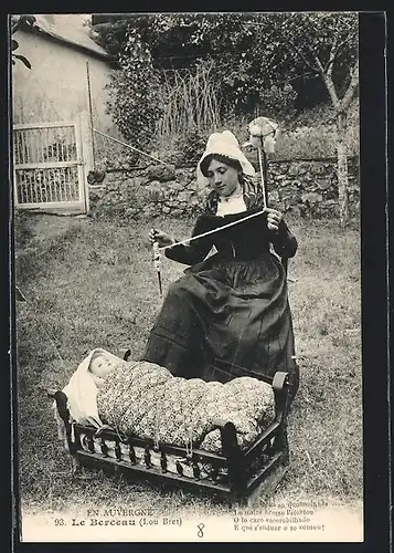 AK Mutter am Spinnrocken wiegt ihr Kind in den Schlaf