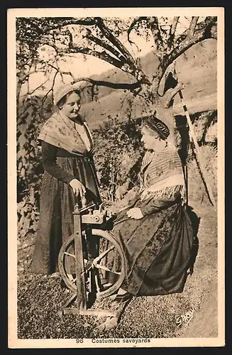 AK Deux jeunes femmes, Costumes savoyards, Auvergne