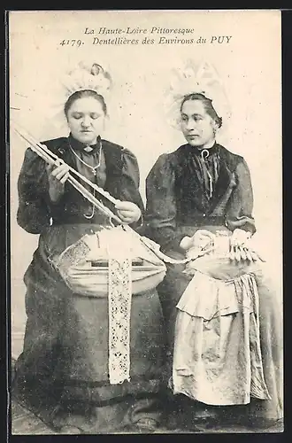 AK Puy, Zwei Frauen in Tracht beim klöppeln
