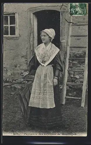 AK Paysanne de Montlucon, Bäuerin in Tracht der Auvergne mit Regenschirm