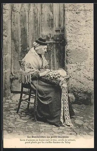 AK Dame in Tracht aus Auvergne auf Stuhl klöppelnd