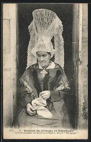 AK Coiffure ancienne des environs de Bayeux dite la Bourgogne, Alte Dame beim Stricken