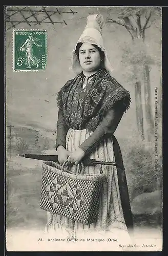 AK Mortagne /Normandie, Junge Frau in Tracht mit Schirm