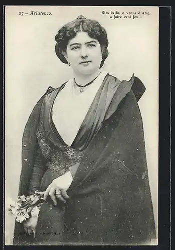 AK Arles, Arlesienne mit Blumen