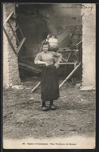 AK Normandie, Types et Costumes, Une Vachère du Bessin