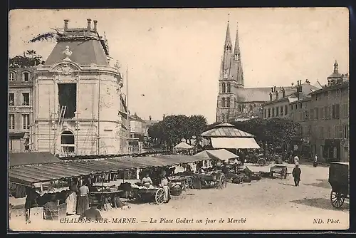 AK Chalons-sur-Marne, La Place Godard un jour de Marché