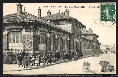 AK Vanves, La Rue Gambetta, Les Ecoles