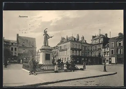 AK Peronne, Marktplatz mit Monument