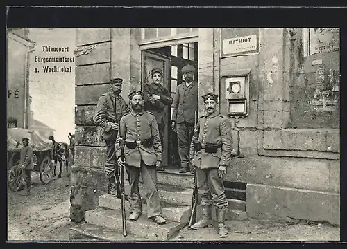 AK Thiaucourt, Bürgermeisterei und Wachtlokal, eine Gruppe Soldaten