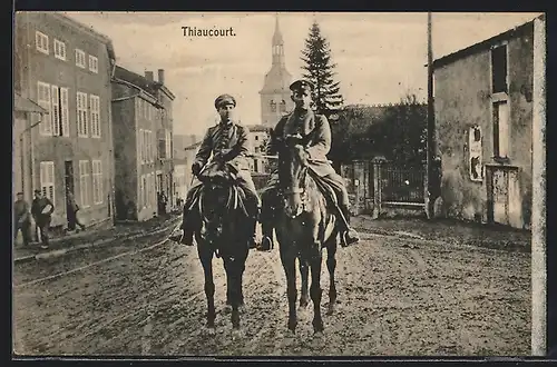 AK Thiaucourt, Berittene Gendarmen in Uniform, Kirchturm