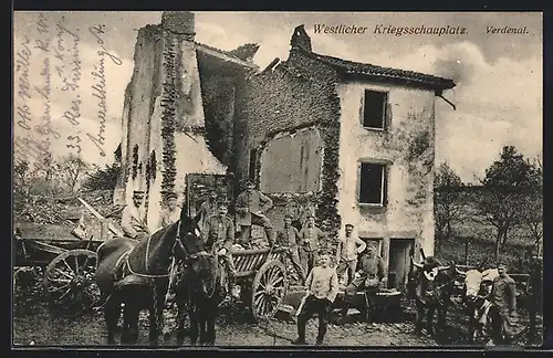 AK Verdenal, Westlicher Kriegsschauplatz, Soldaten vor zerstörtem Haus