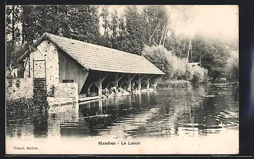 AK Mandres, Le Lavoir, Waschhaus mit Waschfrau am Flussufer