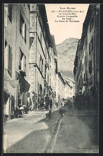 AK Briancon, la Grande Rue animée, la grande gargouille et la Croix de Toulouse au fond