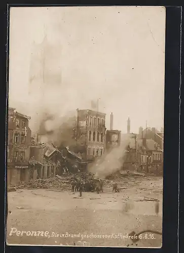 AK Peronne, Die in Brand geschossene Kathedrale 1916
