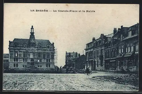 AK La Bassée, La Grande-Place et la Mairie