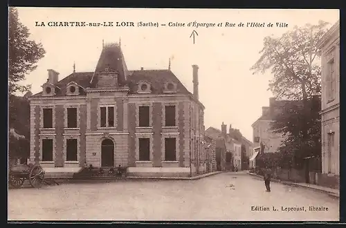 AK La Chartre-sur-Le Loir, Caisse d`Épargen et Rue de l`Hôtel de Ville