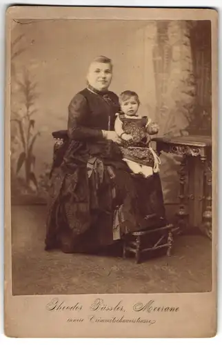 Fotografie Theodor Bässler, Meerane, Innere Crimmitschauerstrasse, Bürgerliche Dame mit Kleinkind auf dem Schoss
